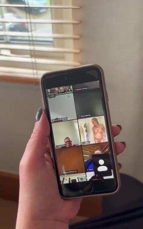 Desnudo en la iglesia mientras asistía al funeral vía zoom vergonzoso video
