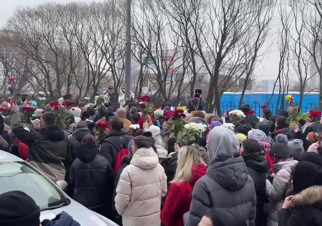 Il corpo di Alexei Navalny nella bara mostrato a migliaia di persone