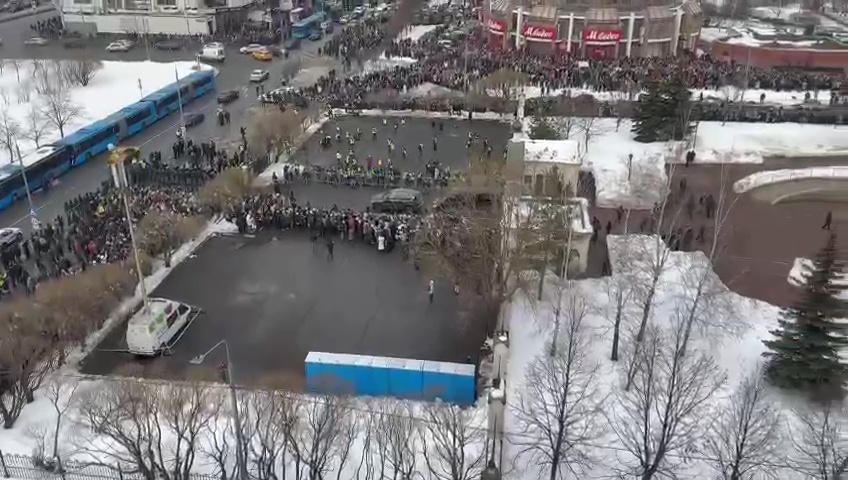 Il corpo di Alexei Navalny nella bara mostrato a migliaia di persone