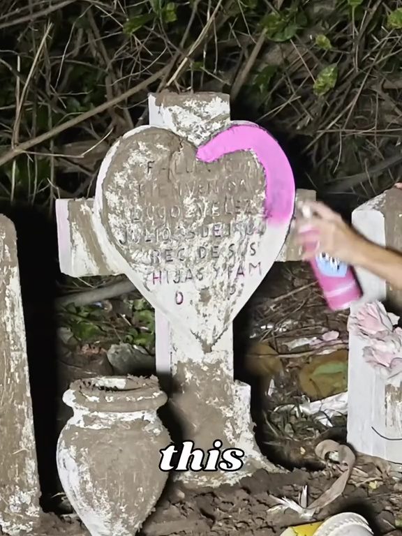 De ama de llaves a influencer, en top y shorts limpia tumbas en los cementerios: pero es controvertido