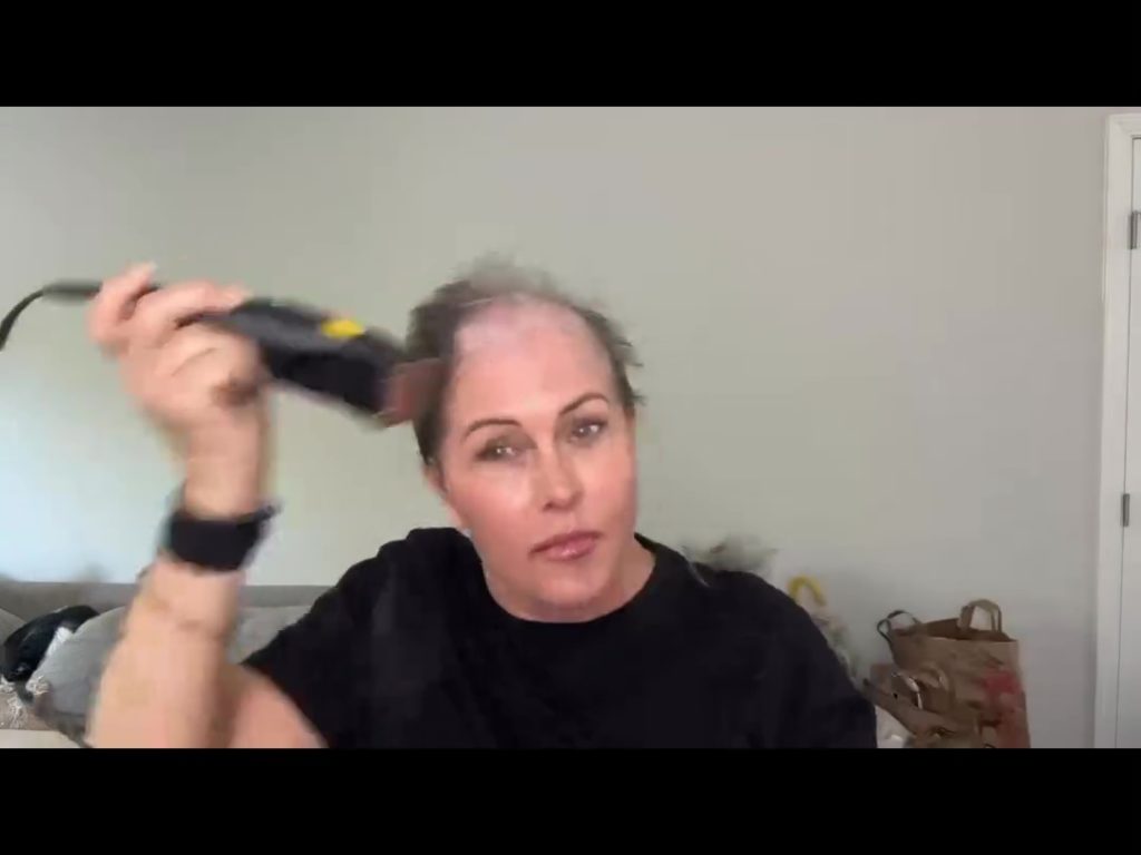 Impactante vídeo del ex salvavidas de Baywatch afeitándose: "Yo mando, no el cáncer de mama"