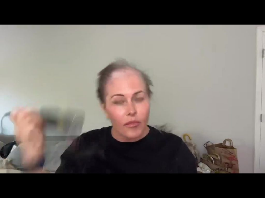 Impactante vídeo del ex salvavidas de Baywatch afeitándose: "Yo mando, no el cáncer de mama"