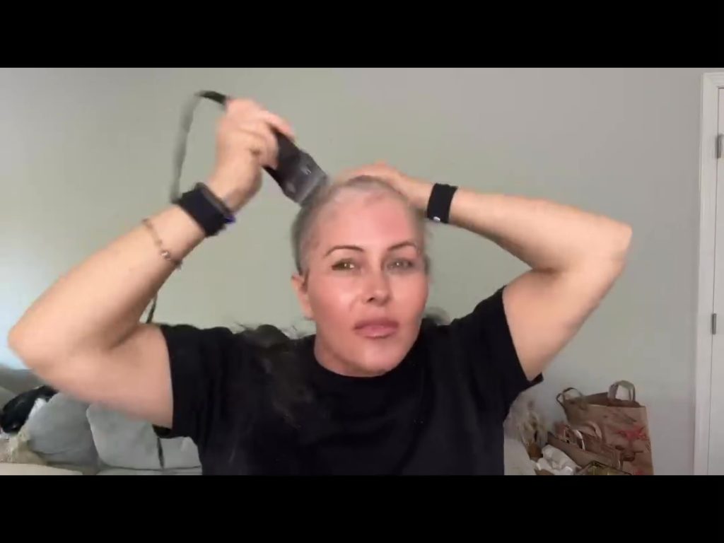 Schockierendes Video des ehemaligen Baywatch-Rettungsschwimmers beim Rasieren: „Ich habe das Sagen, nicht Brustkrebs“