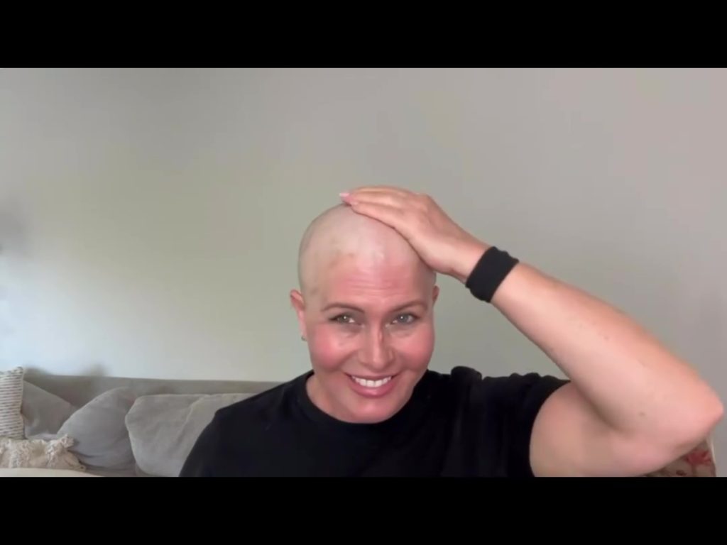 Schockierendes Video des ehemaligen Baywatch-Rettungsschwimmers beim Rasieren: „Ich habe das Sagen, nicht Brustkrebs“
