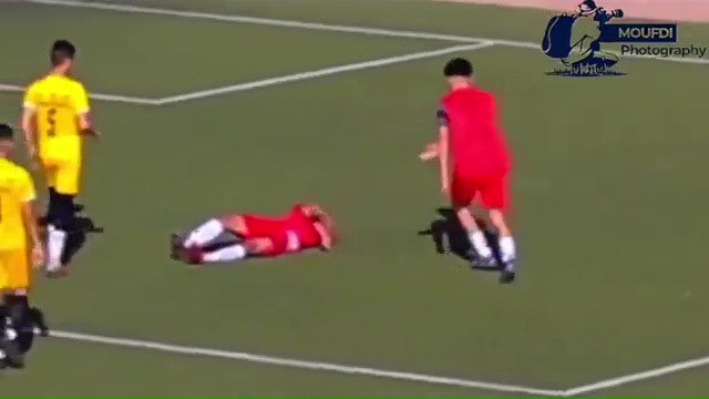 Calcio in pancia durante scontro di gioco: muore calciatore 17enne