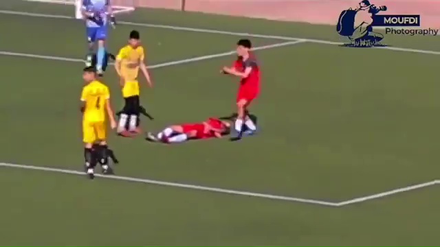 Tritt in den Bauch bei Spielzusammenstoß: 17-jähriger Fußballer stirbt