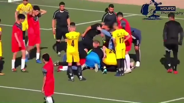 Calcio in pancia durante scontro di gioco: muore calciatore 17enne