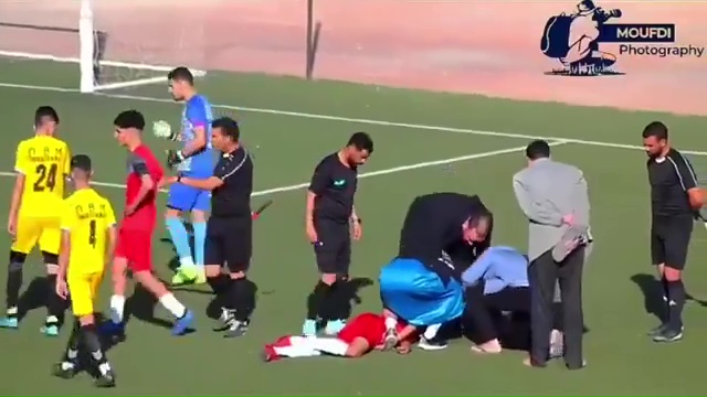 Tritt in den Bauch bei Spielzusammenstoß: 17-jähriger Fußballer stirbt
