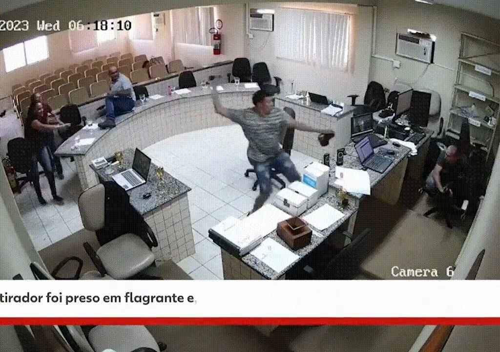 Un hombre dispara al asesino de su padre durante el juicio: vídeo impactante