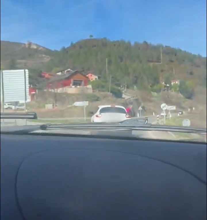 Niña desabrochada en una silla de auto se cae por la ventana mientras toma una curva: impactante video