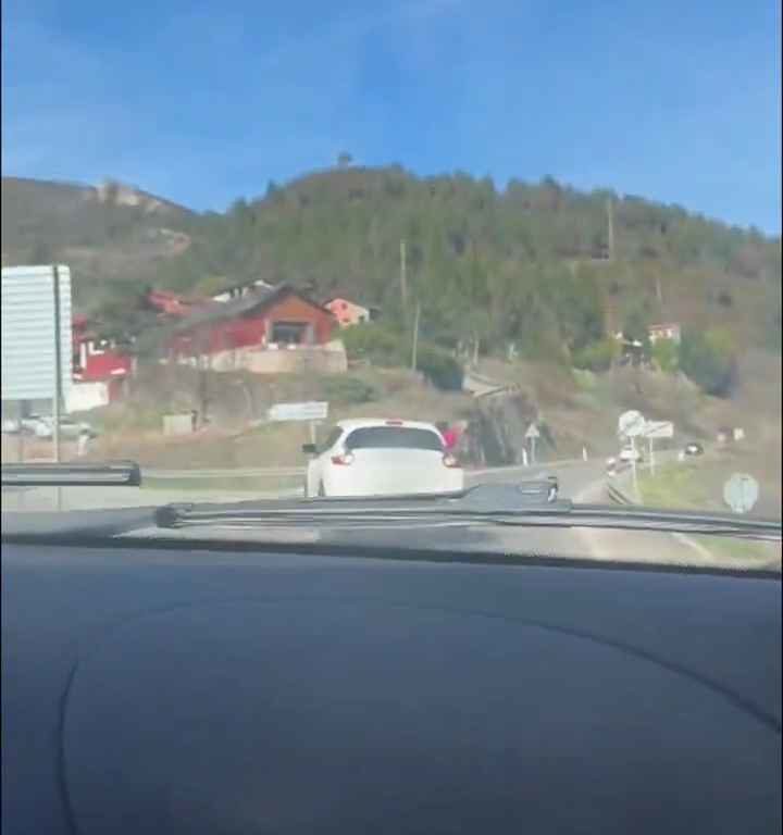 Niña desabrochada en una silla de auto se cae por la ventana mientras toma una curva: impactante video