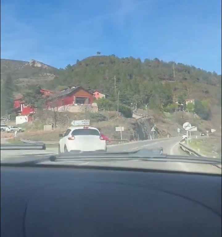 Niña desabrochada en una silla de auto se cae por la ventana mientras toma una curva: impactante video