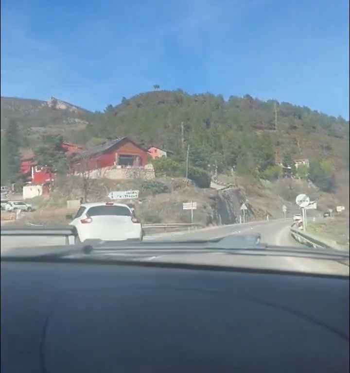 Niña desabrochada en una silla de auto se cae por la ventana mientras toma una curva: impactante video