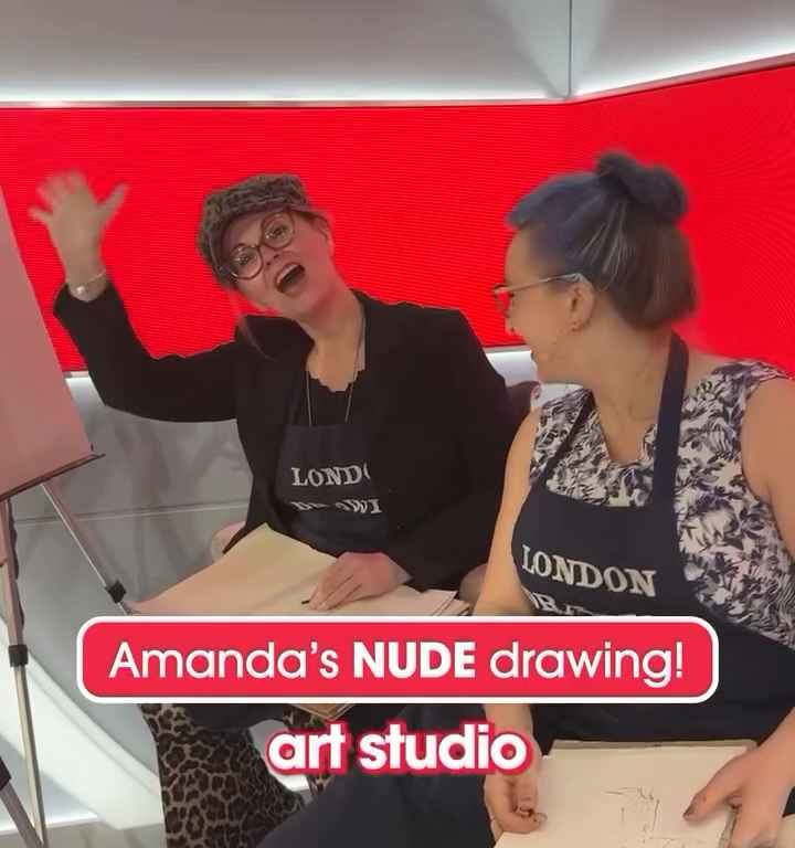 Presentadora desnuda en vivo para exposición artística: colegas avergonzados