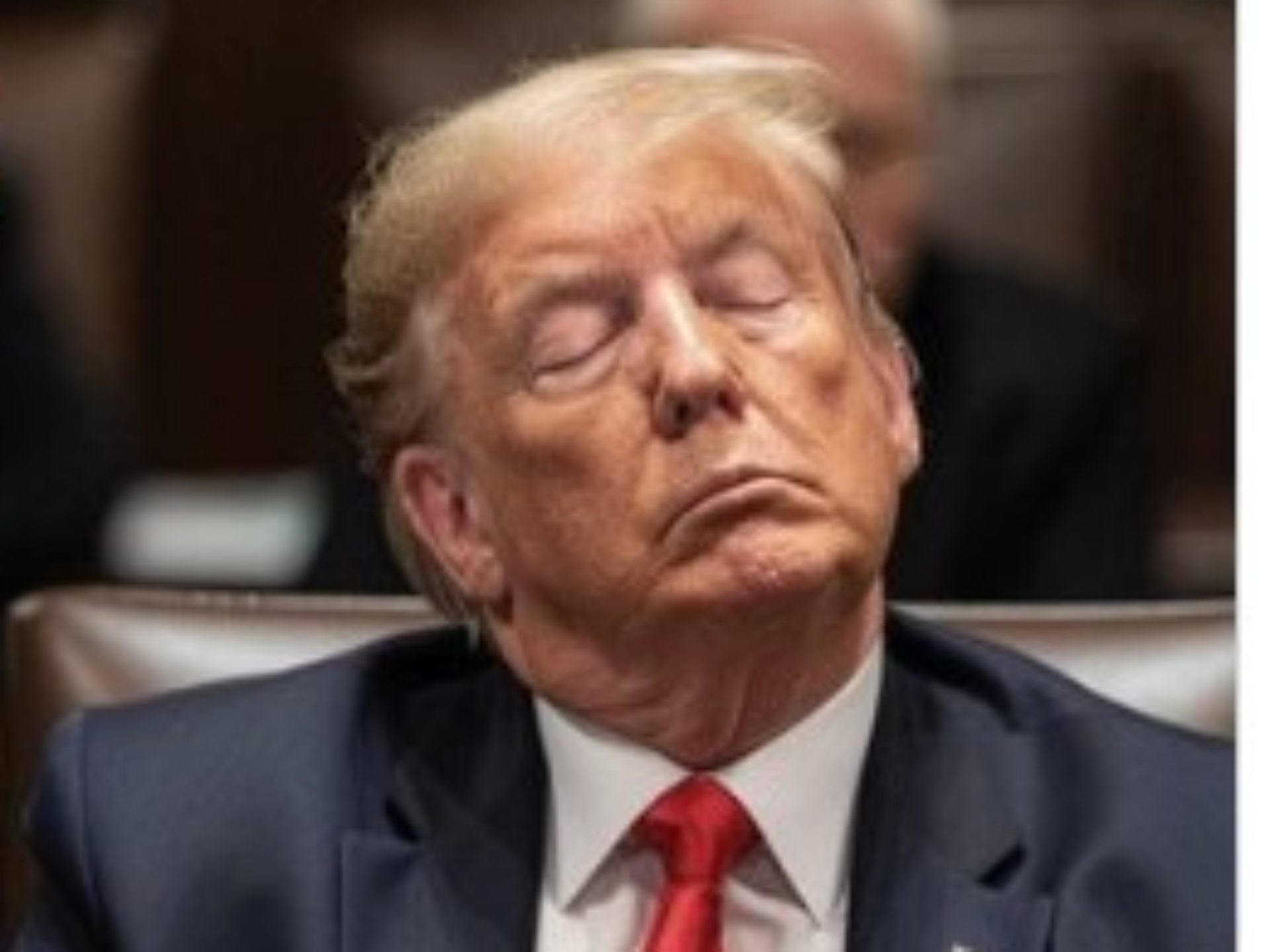 Donald Trump se queda dormido en la corte y se convierte en el meme del "Don somnoliento"