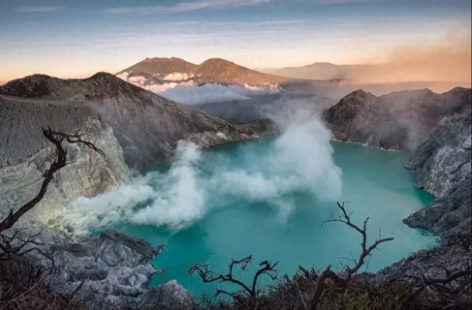 Fotografías esposa en árbol, cae a volcán activo: muerta