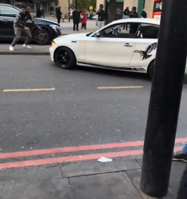 Se intensifica la disputa en la carretera, arrojan una bicicleta a BMW: el conductor se baja y lo golpea
