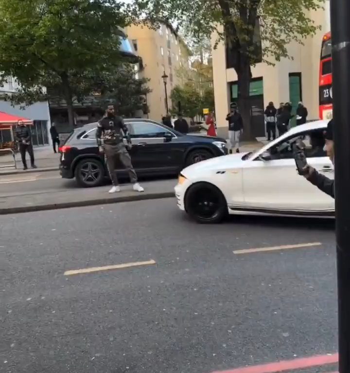 Straßenstreit eskaliert, Fahrrad wird auf BMW geworfen: Fahrer steigt aus und schlägt ihn