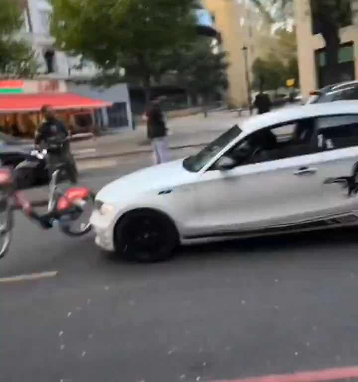 Straßenstreit eskaliert, Fahrrad wird auf BMW geworfen: Fahrer steigt aus und schlägt ihn