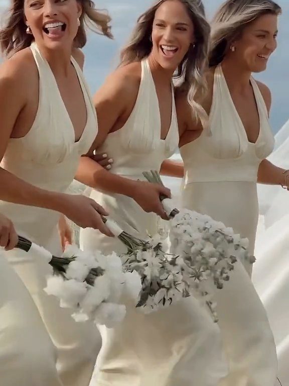 Margot Robbie geht im weißen Kleid zum Traualtar, aber mit ihrer besten Freundin