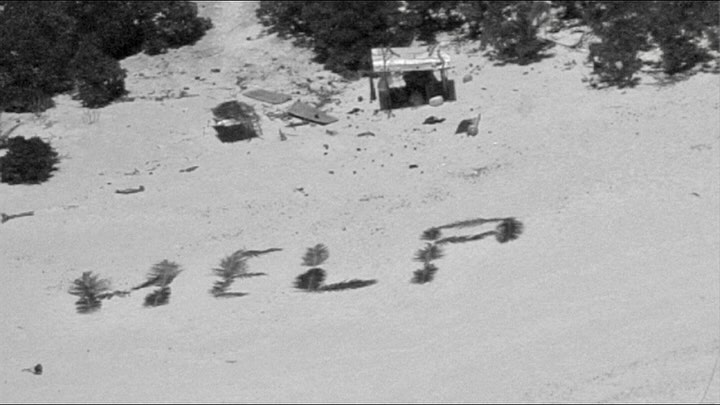 Naufraghi su isola deserta, si salvano scrivendo "aiuto" con le palme