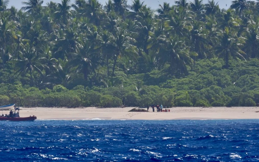 Naufraghi su isola deserta, si salvano scrivendo "aiuto" con le palme