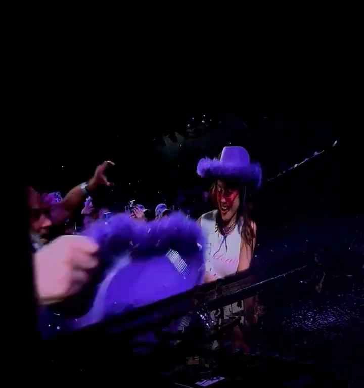 Olivia Rodrigo wurde beim Konzert von einem Fan ins Gesicht geschlagen