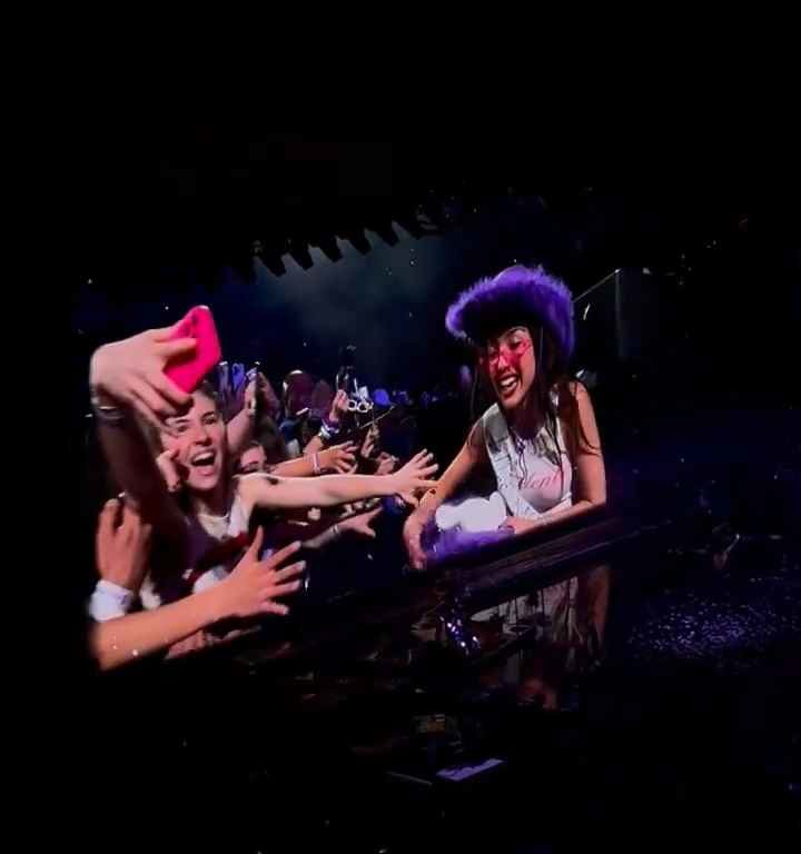 Olivia Rodrigo recibe un puñetazo en la cara por parte de un fan en el concierto