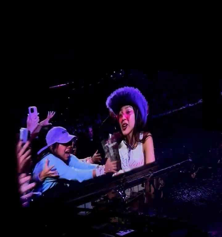 Olivia Rodrigo recibe un puñetazo en la cara por parte de un fan en el concierto