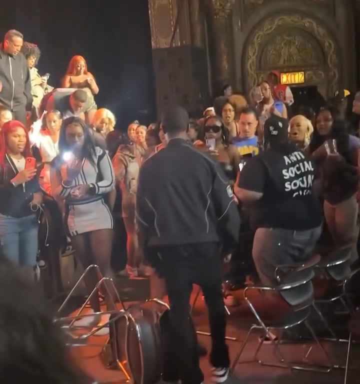 Klopfen Sie Rapperin Stunna Girl während eines Konzerts auf den Hintern: Es kommt zu einer Schlägerei