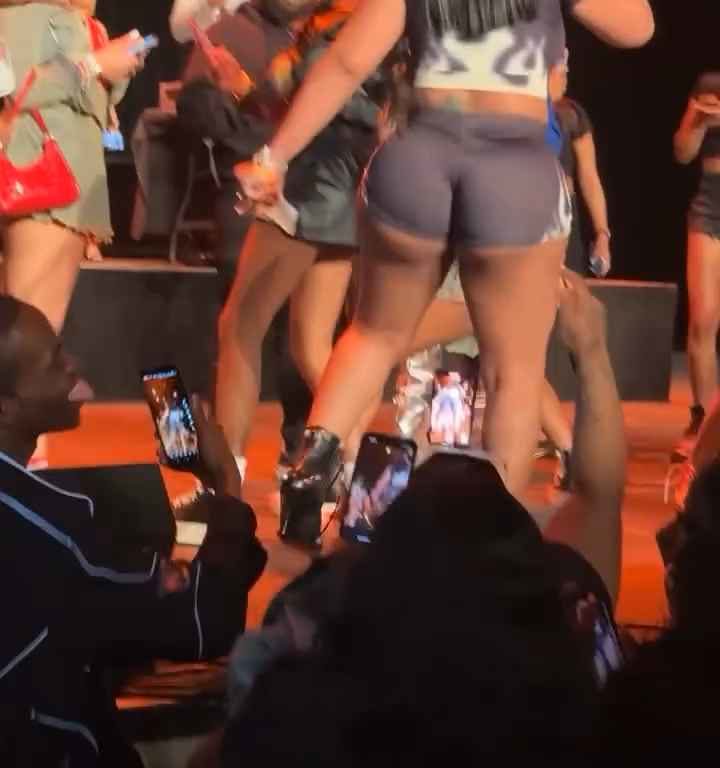 Klopfen Sie Rapperin Stunna Girl während eines Konzerts auf den Hintern: Es kommt zu einer Schlägerei