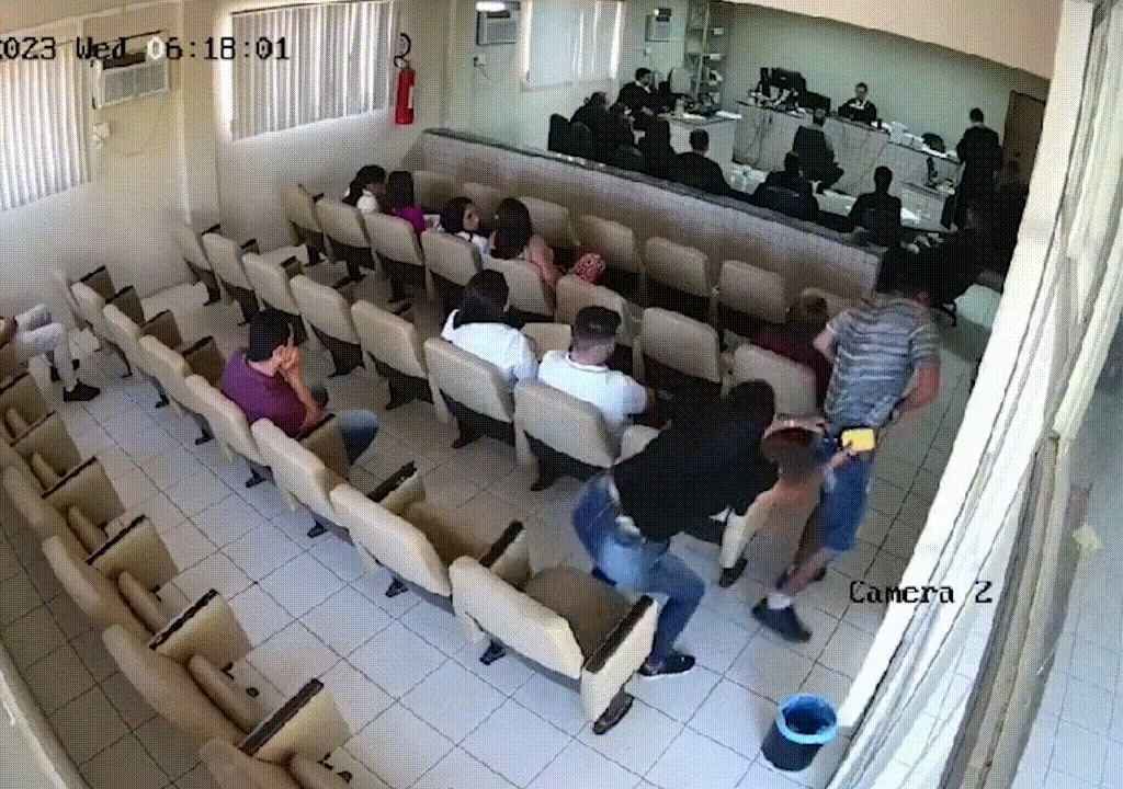 Mann erschießt den Mörder seines Vaters während des Prozesses: schockierendes Video