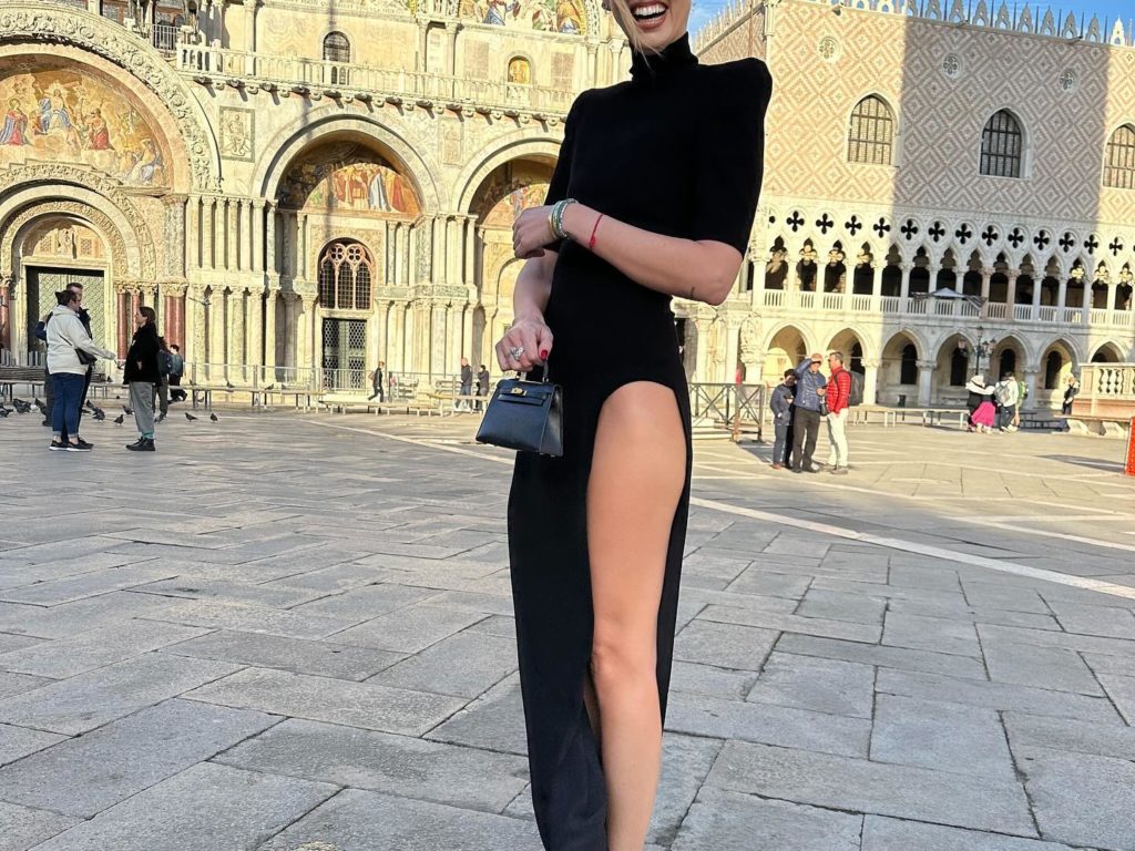 Il sexy ritorno di Chiara Ferragni: sorrisi, linguacce e revenge dress com Lady D