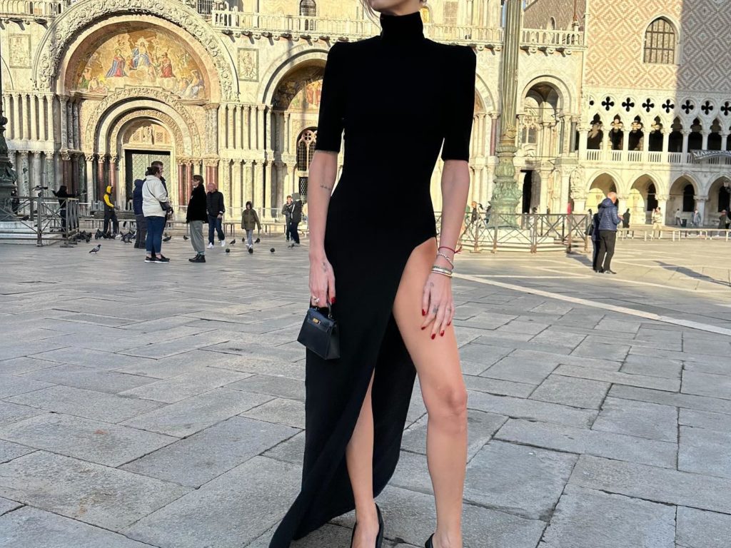 Il sexy ritorno di Chiara Ferragni: sorrisi, linguacce e revenge dress com Lady D
