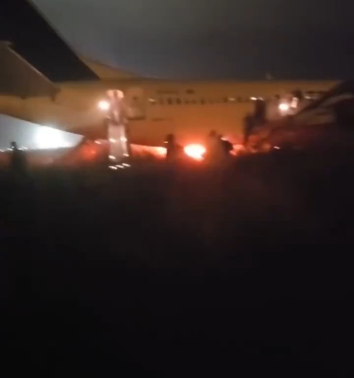 Flugzeug verlässt Landebahn im Senegal, es ist wieder eine Boeing: Menschen auf der Flucht vor den Flammen