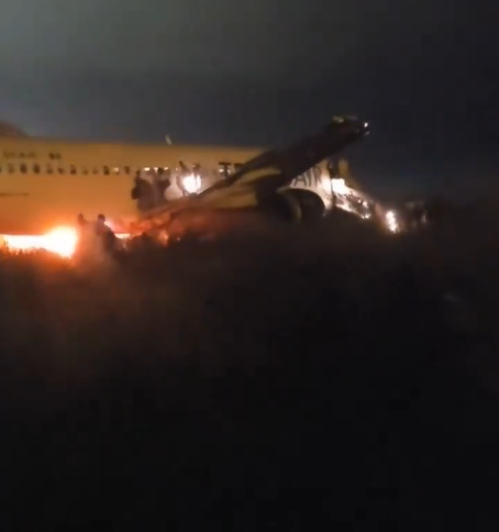 Avión se sale de la pista en Senegal, vuelve a ser un Boeing: la gente huye de las llamas