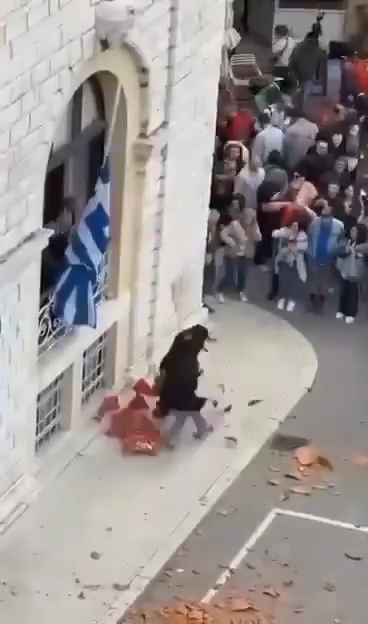 En Corfú, el tradicional lanzamiento de jarrones acaba destrozando la cabeza de una mujer