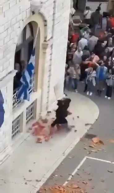 En Corfú, el tradicional lanzamiento de jarrones acaba destrozando la cabeza de una mujer