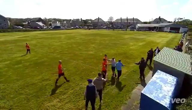 Junger Linienrichter wird von einem Trainer per Schockvideo ins Gesicht geschlagen