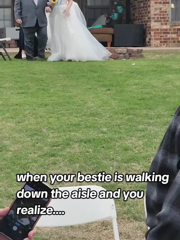 Auf der Hochzeit als Katze verkleidet abgestürzt, stiehlt der Braut die Show: virales Video