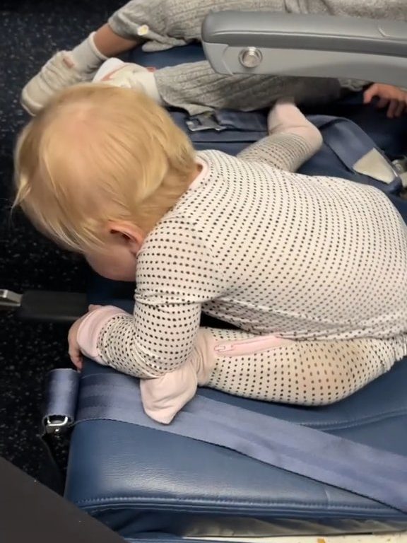 Mutter klebt Neugeborenes mit Klettverschluss an Flugzeugsitz: Kritik und Applaus