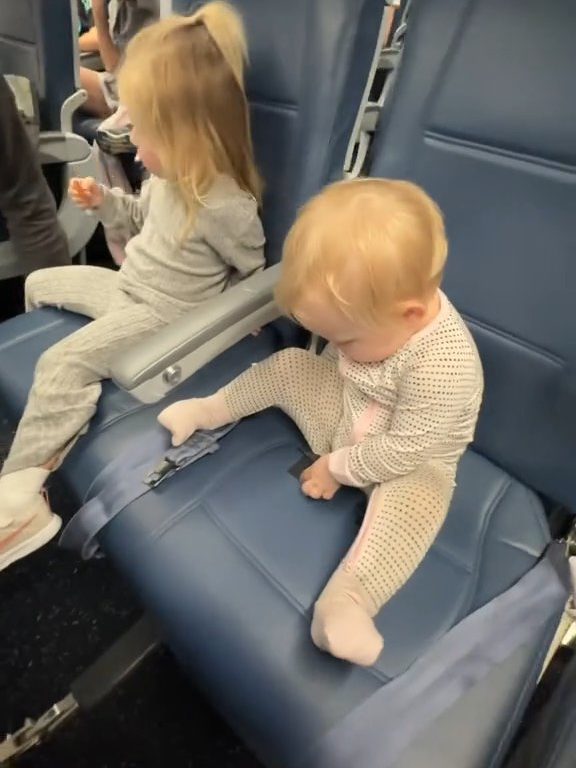 Mutter klebt Neugeborenes mit Klettverschluss an Flugzeugsitz: Kritik und Applaus