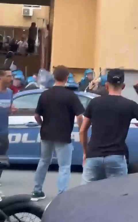 Nackter Pädophiler belästigt kleines Mädchen in Palermo, von Nachbarn gelyncht: Polizei rettet ihn