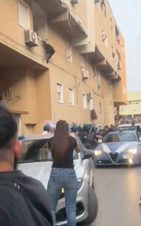 Nackter Pädophiler belästigt kleines Mädchen in Palermo, von Nachbarn gelyncht: Polizei rettet ihn