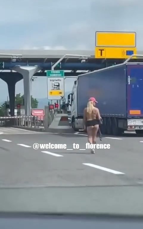 Ragazza nuda in autostrada Firenze-Pisa: delirio sui social