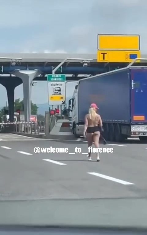 Ragazza nuda in autostrada Firenze-Pisa: delirio sui social