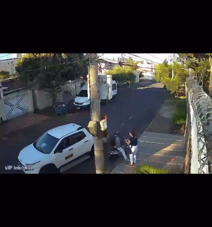 Mujer es atacada en la calle, el conductor pone marcha atrás y atropella al ladrón