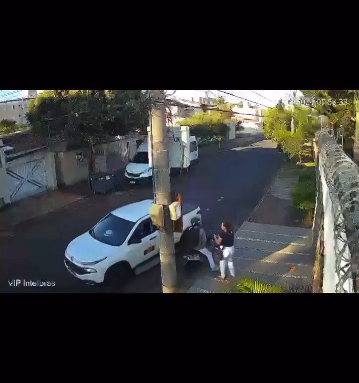 Donna in strada aggredita, automobilista ingrana retromarcia e travolge rapinatore