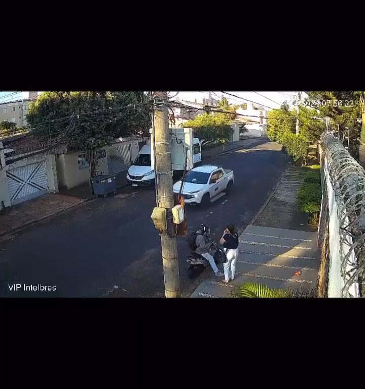 Frau wird auf der Straße angegriffen, Fahrer legt den Rückwärtsgang ein und überfährt Räuber