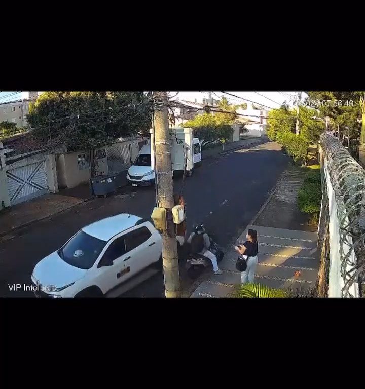Donna in strada aggredita, automobilista ingrana retromarcia e travolge rapinatore